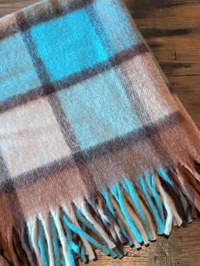 Gorgeous, Soft Amana Fine Woolens Fringed Wool Blanket. Beautiful Condition!